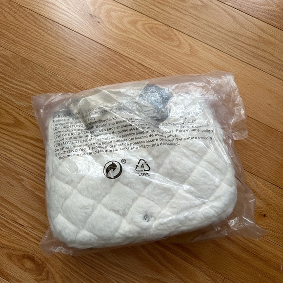 [SOLD] BRAND NEW Call It Spring: white faux fur puffy crossbody bag - Picture 5 of 5
